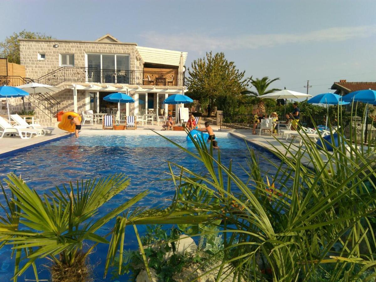 Lustica Apartments Екстериор снимка
