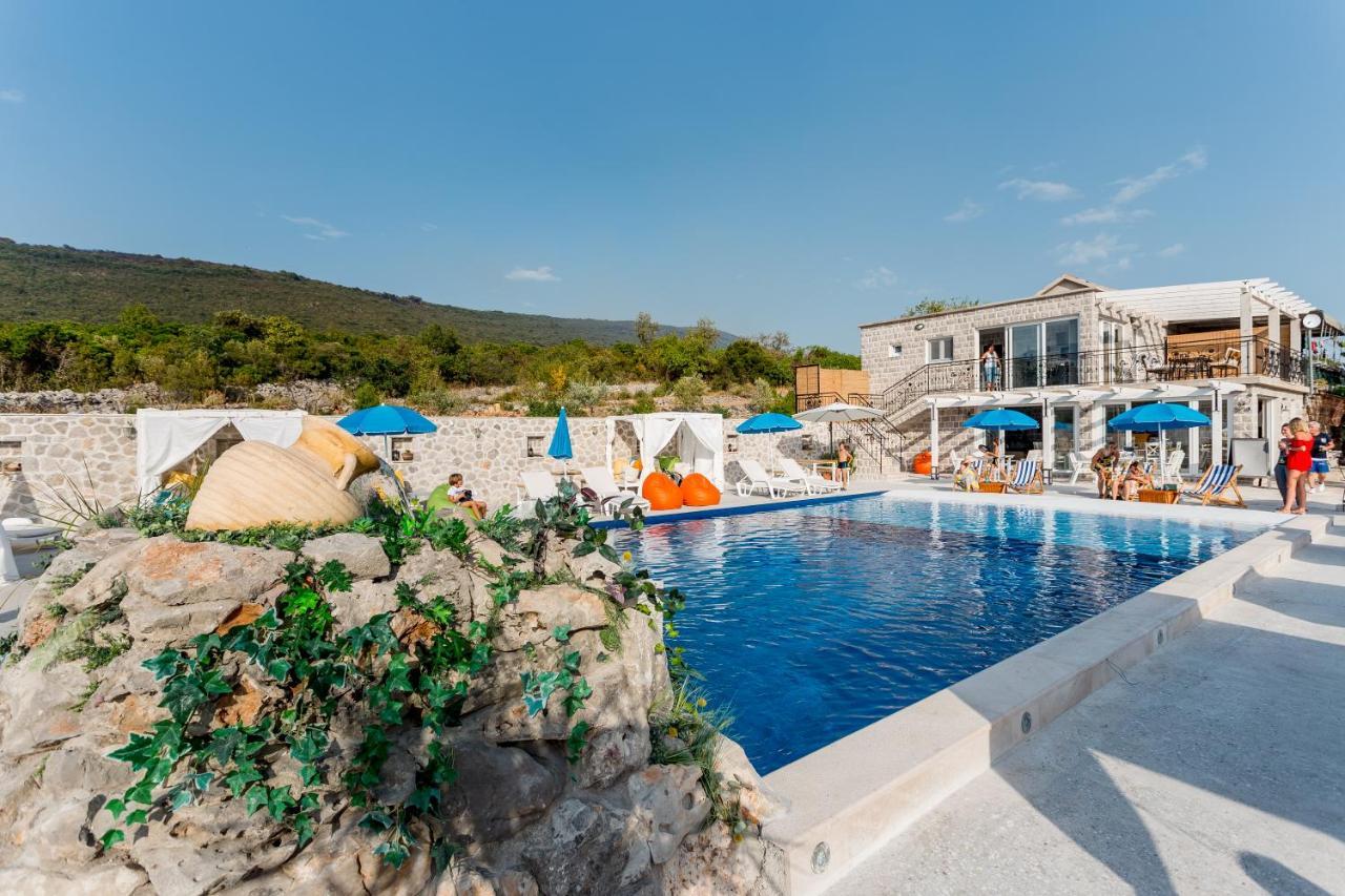 Lustica Apartments Екстериор снимка