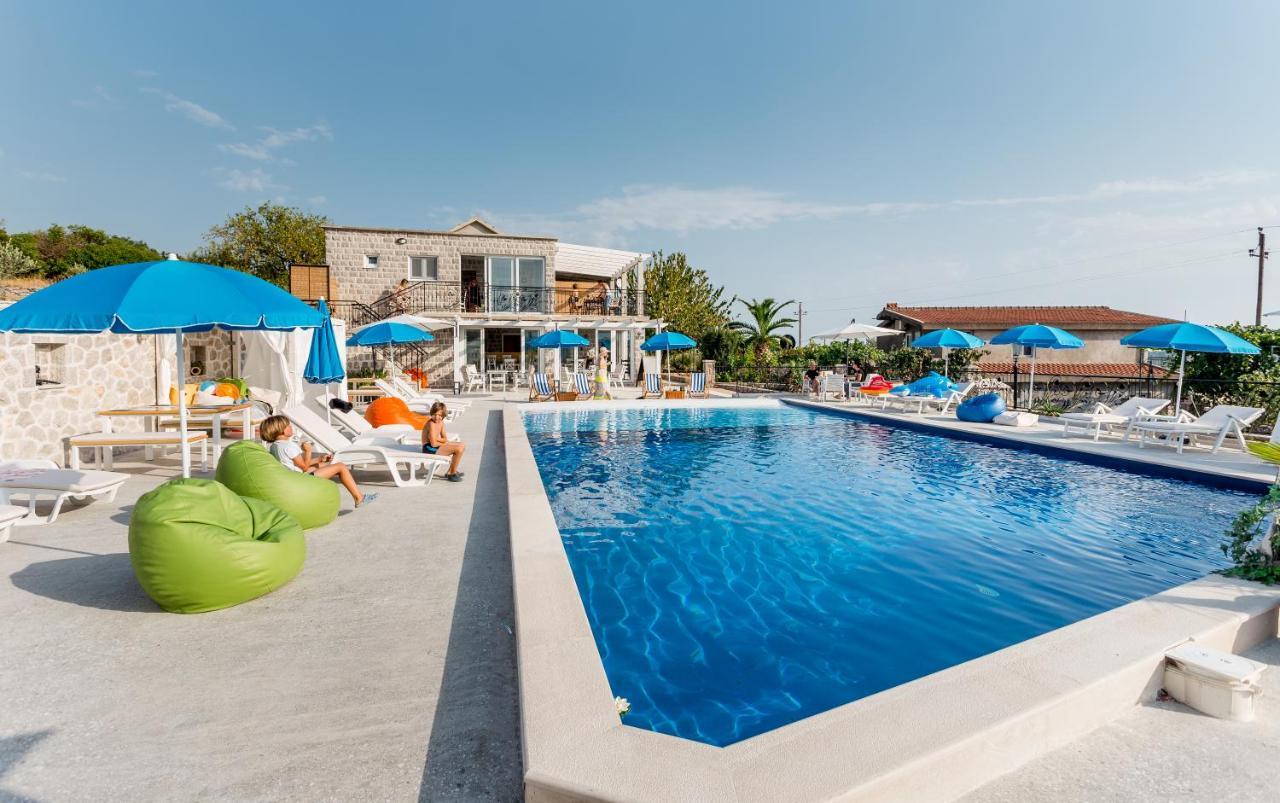 Lustica Apartments Екстериор снимка