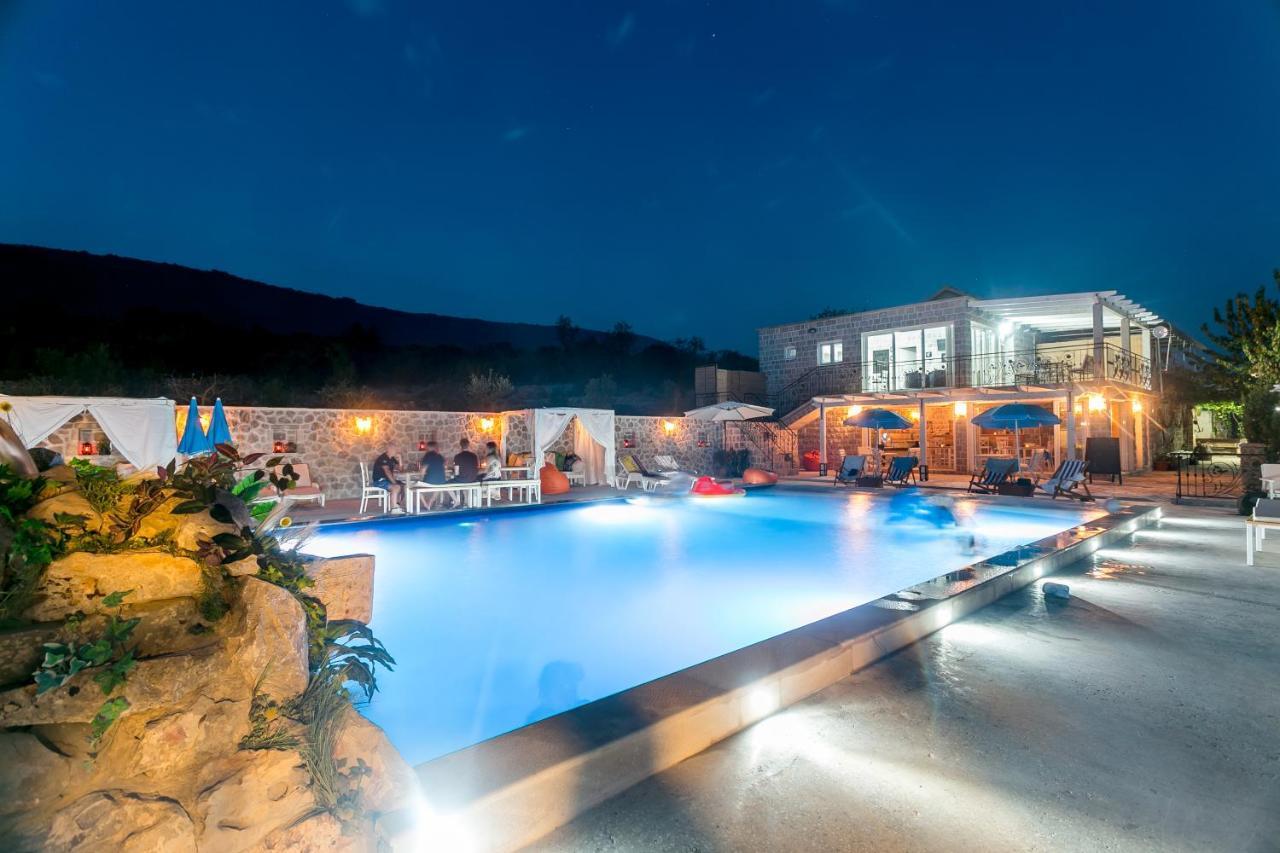 Lustica Apartments Екстериор снимка