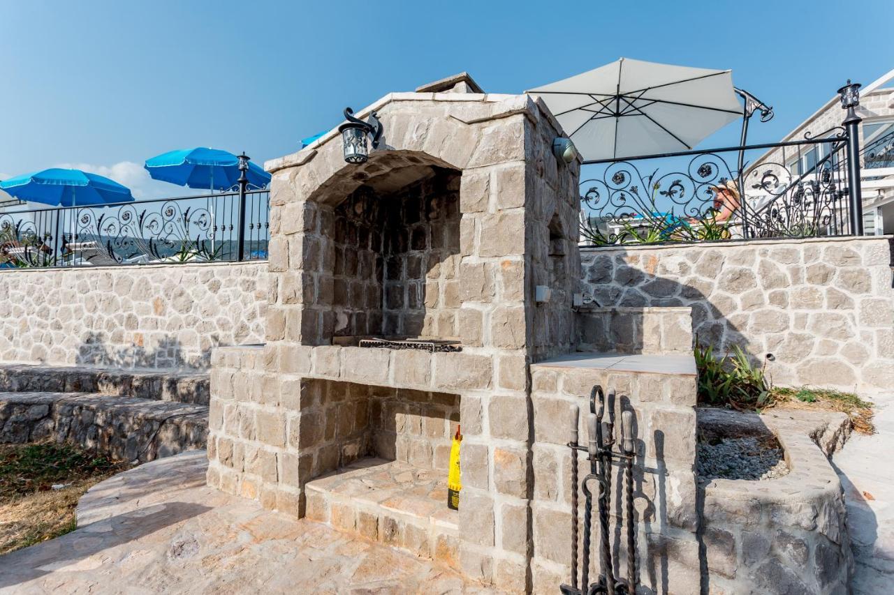 Lustica Apartments Екстериор снимка