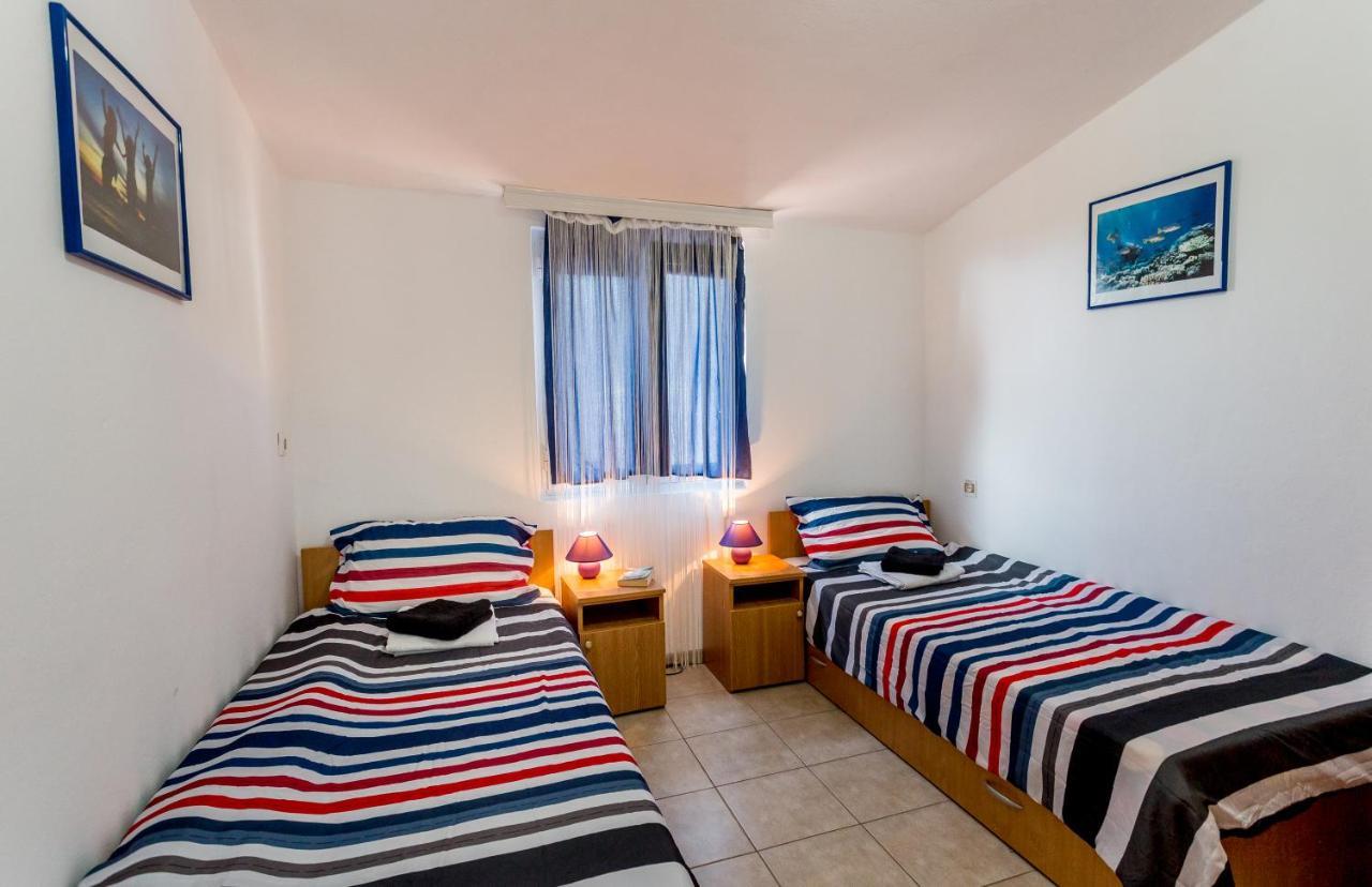 Lustica Apartments Екстериор снимка