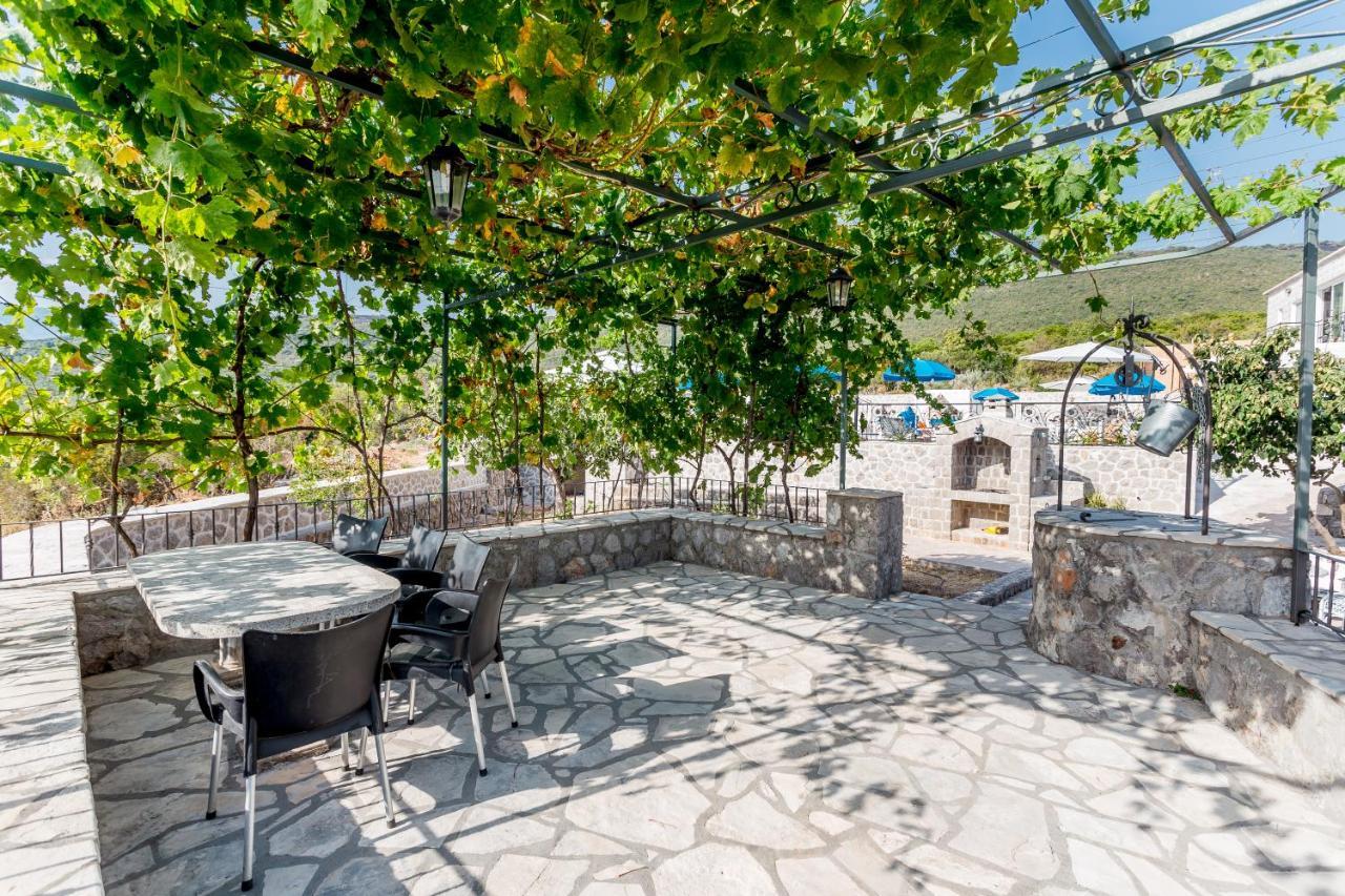 Lustica Apartments Екстериор снимка